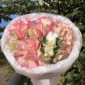Букет французская Роза, Гортензия и альстромерия Bloom room