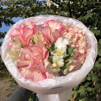 Букет французская Роза, Гортензия и альстромерия Bloom room