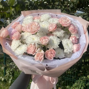 Пышный букет из кустовых роз и хризантем Bloom Room