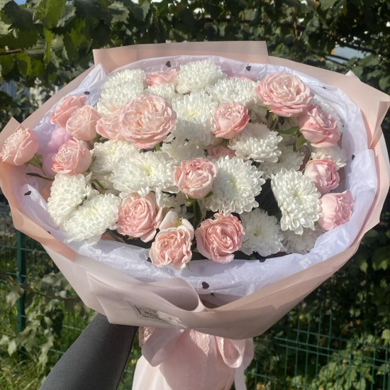 Пышный букет из кустовых роз и хризантем Bloom Room