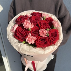 Прекрасный букет ️ Алая роза и диантус Bloom room