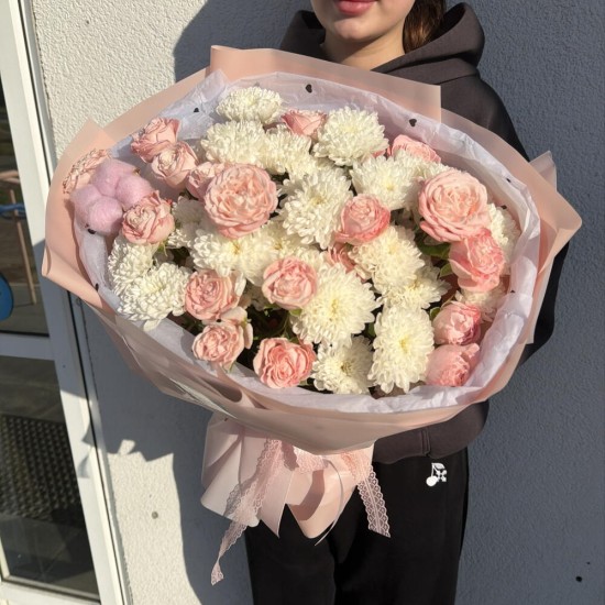 Пышный букет Bloom room, кустовая роза, хризантема и хлопок