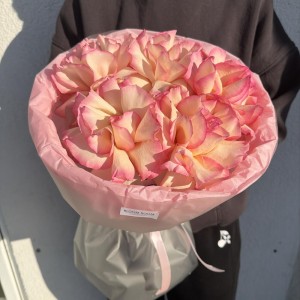 Красивый букет 5 французских роз Bloom room