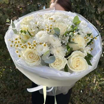 Прекрасный белый букет Bloom room, альстромерия, хризантема, ромашка, роза