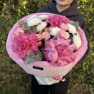Малиновый букет Bloom room  французская роза, хризантема и эвкалипт