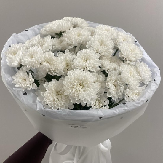 Стойкий букет пышных хризантем Bloom room
