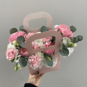 Прекрасная сумочка Bloom room, кустовая Роза, эустома, хризантема и диантус