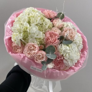 Прекрасный букет Bloom room, гортензия, диантус, пионовидная роза