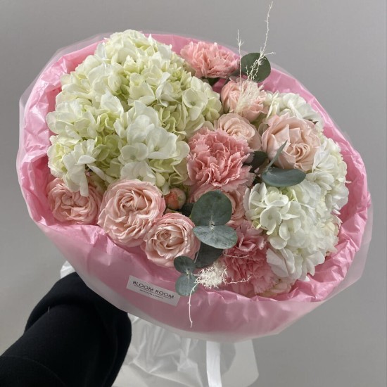 Прекрасный букет Bloom room, гортензия, диантус, пионовидная роза