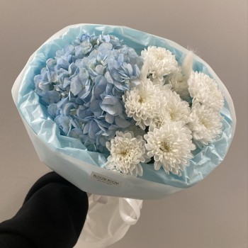 Красивый букет гортензия голубая и хризантема Bloom room