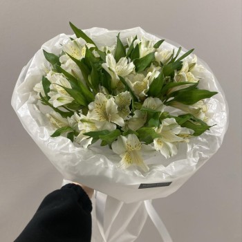 Монобукет Альстромерия в оформлении Bloom room