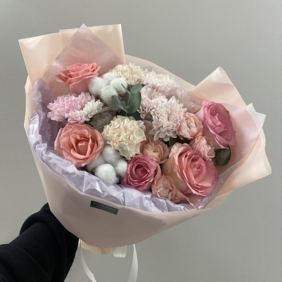 Прекрасный букет Bloom room роза, хлопок, диантус, хризантема
