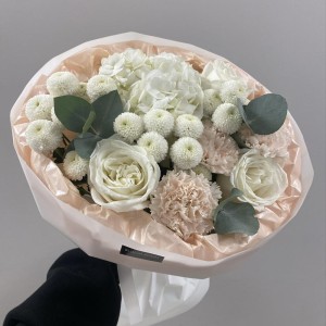 Стильный букет в белых тонах Bloom room, хризантема, гортензия, диантус и Роза