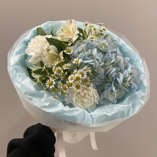 Стильный букет Bloom room, голубая гортензия, ромашка, альстромерия и диантус