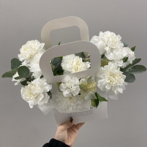 Белоснежная сумочка Bloom room, диантус, альстромерия