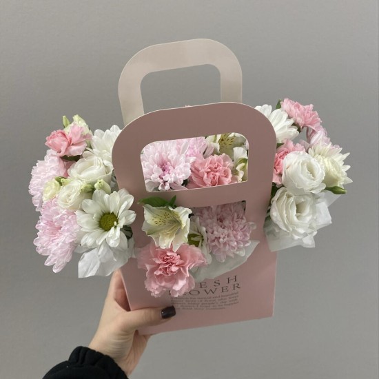 Красивая сумочка хризантема, диантус и альстромерия Bloom room