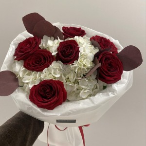 ️Стильный прекрасный букет с алыми розами Bloom room