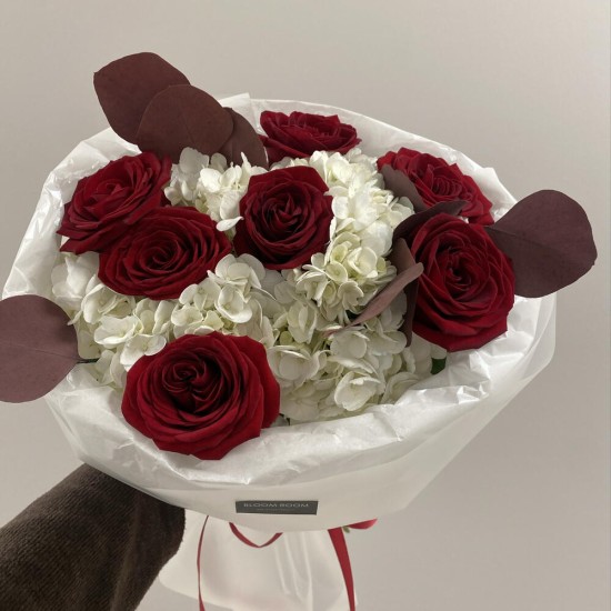 ️Стильный прекрасный букет с алыми розами Bloom room