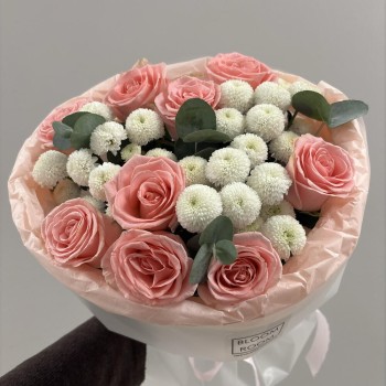 Розовый букет Bloom room Роза, эвкалипт, хризантема
