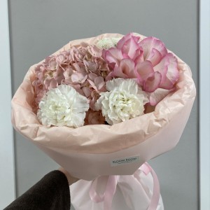 Милый букетик в пышной упаковке Bloom room