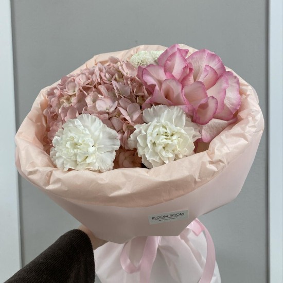 Милый букетик в пышной упаковке Bloom room