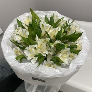 Стойкий букет из альстромерий для настроения