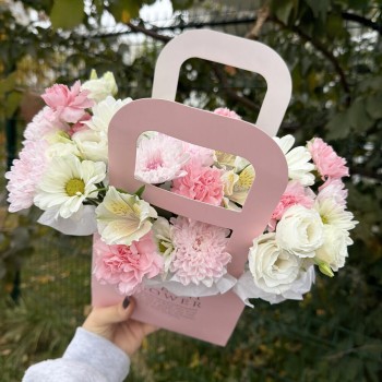 Розовая сумочка для девушки  хризантема, альстромерия, эустома, диантус
