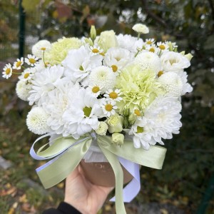 Стойкая коробочка для праздника, диантус, эустома, ромашка и хризантема