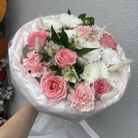 Нежный букет в подарок на день рождения, Роза, альстромерия, диантус и хризантема