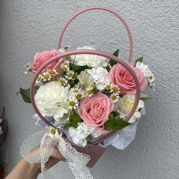 Яркая сумочка ромашка, роза, диантус и альстромерия