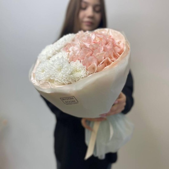 Нежный букет-дуэт с розовой гортензией и белыми хризантемами на день рождения