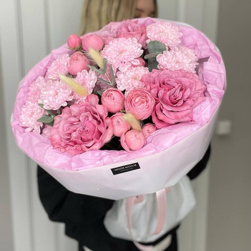 Малиновый букет  Bloom room, пион, пионовидная кустовая роза, хризантема, лагурус сухоцвет