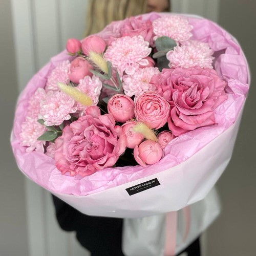 Малиновый букет  Bloom room, пион, пионовидная кустовая роза, хризантема, лагурус сухоцвет