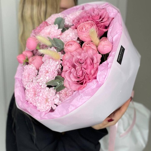 Малиновый букет  Bloom room, пион, пионовидная кустовая роза, хризантема, лагурус сухоцвет