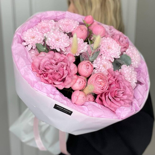 Малиновый букет  Bloom room, пион, пионовидная кустовая роза, хризантема, лагурус сухоцвет