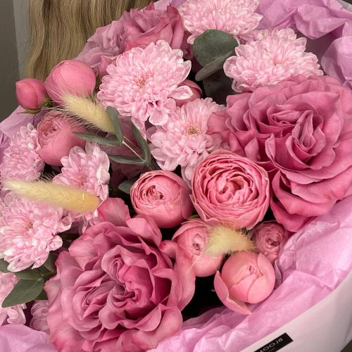 Малиновый букет  Bloom room, пион, пионовидная кустовая роза, хризантема, лагурус сухоцвет