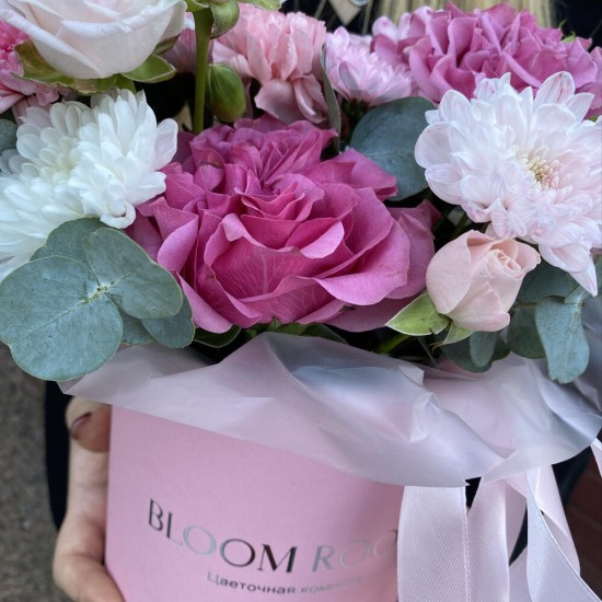 Композиция розовая с пионовидной розой и хризантемами на день рождения