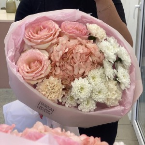 Букет  Bloom room  из гортензии, диантусов, хризантем и роз