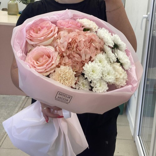 Букет  Bloom room  из гортензии, диантусов, хризантем и роз