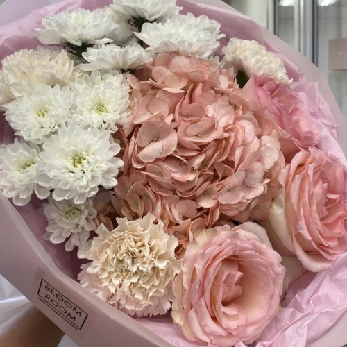 Букет  Bloom room  из гортензии, диантусов, хризантем и роз