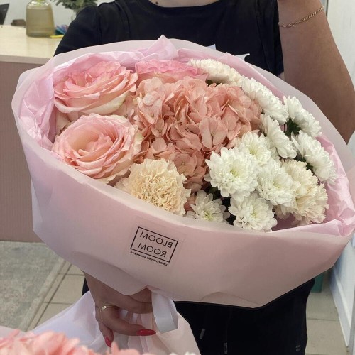 Букет  Bloom room  из гортензии, диантусов, хризантем и роз