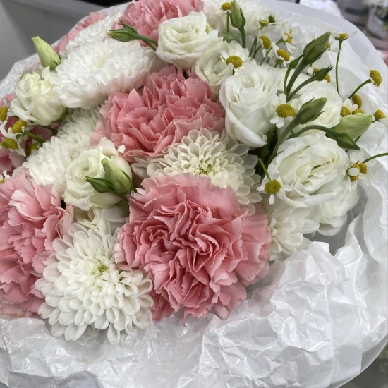 Летний букет с диантусом, ромашкой и эустомой BLOOM ROOM