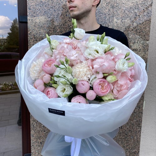 Воздушный нежно-розовый букет BLOOM ROOM, гортензия, эустома