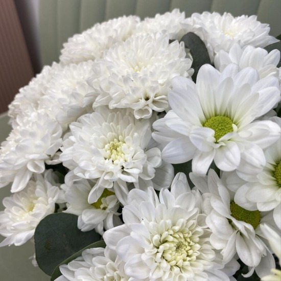Композиция из хризантем от Bloom Room