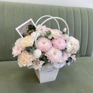 Нежная композиция с хризантемой  Bloom Room