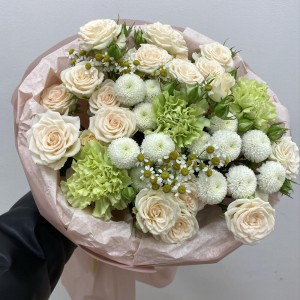 Нежный букет с кремовой кустовой розой BLOOM ROOM