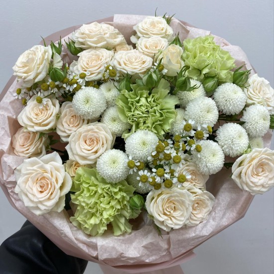 Нежный букет с кремовой кустовой розой BLOOM ROOM