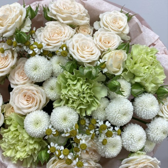 Нежный букет с кремовой кустовой розой BLOOM ROOM