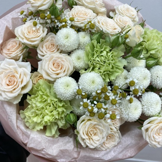 Нежный букет с кремовой кустовой розой BLOOM ROOM