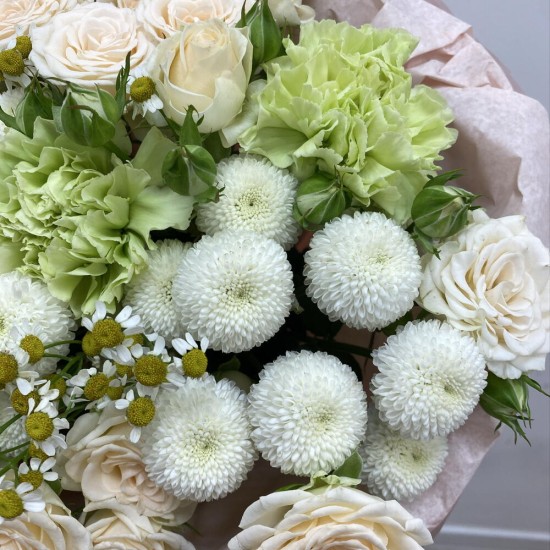 Нежный букет с кремовой кустовой розой BLOOM ROOM